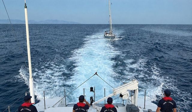 Antalya açıklarında sürüklenen teknedeki 2 kişi kurtarıldı