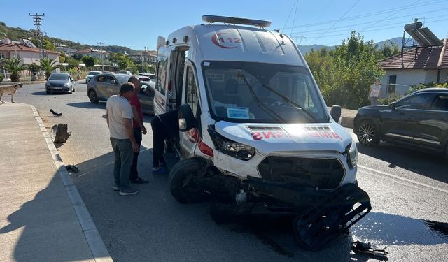 Antalya'da ambulans ile otomobilin çarpıştığı kazada 4 kişi yaralandı