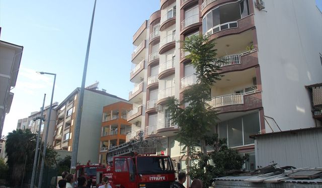 Antalya'da apartmanda çıkan yangın hasara yol açtı