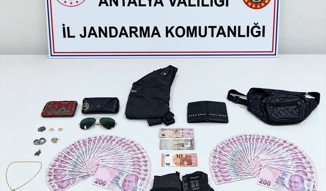 Antalya'da cezaevinin otoparkındaki araçtan hırsızlık yapan 2 şüpheli tutuklandı