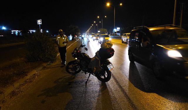 Antalya'da motosikletin çarptığı yaya ile sürücü yaralandı