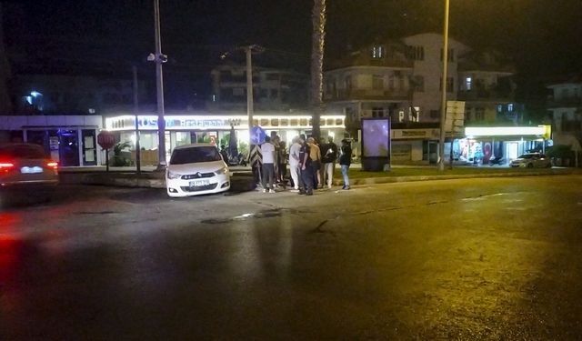 Antalya'da otobüs ile otomobil çarpıştı, 5 kişi yaralandı