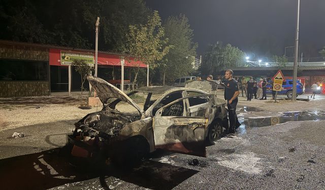 Antalya'da seyir halindeki otomobil yandı