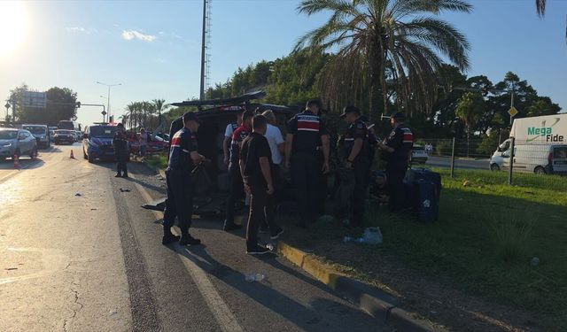 Antalya'da tur minibüsü ve 2 aracın karıştığı kazada 16 kişi yaralandı