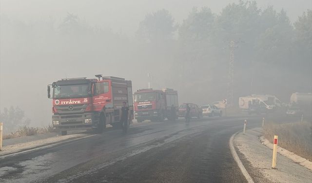 Antalya'nın Kumluca ilçesindeki orman yangınına müdahale sürüyor