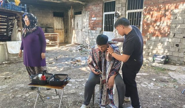 Burdur'da gönüllü öğrenciler özel gereksinimli bireylerin kişisel bakımını yapıyor