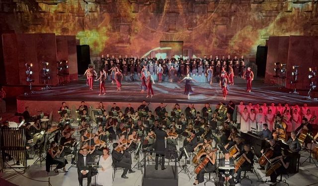 'Carmina Burana' sahne kantatı Aspendos Antik Tiyatrosu'nun tarihi atmosferinde sahnelendi