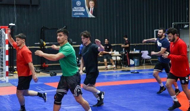 Güreş milli takımları dünya şampiyonaları için ter döküyor