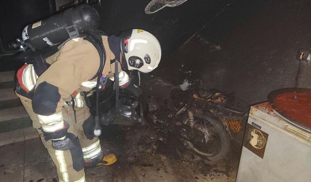 Hatay'da apartman girişine park edilmiş motosiklette çıkan yangın söndürüldü