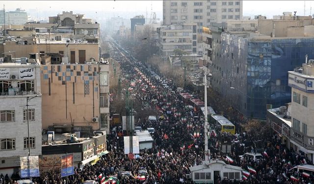 İran'da güvenlik güçleriyle silahlı grup arasında çıkan çatışmada 2 kişi öldürüldü