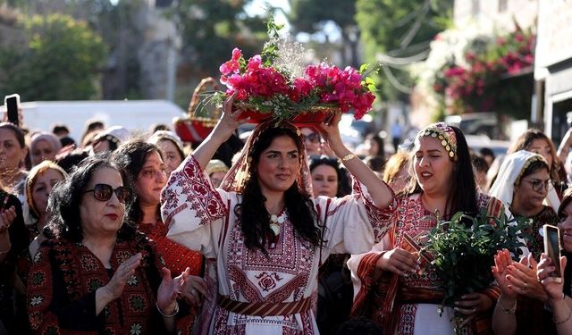 İşgal altındaki Batı Şeria'da düzenlenen geleneksel Filistin düğünü kültürel mirasın güzelliğini ortaya çıkardı