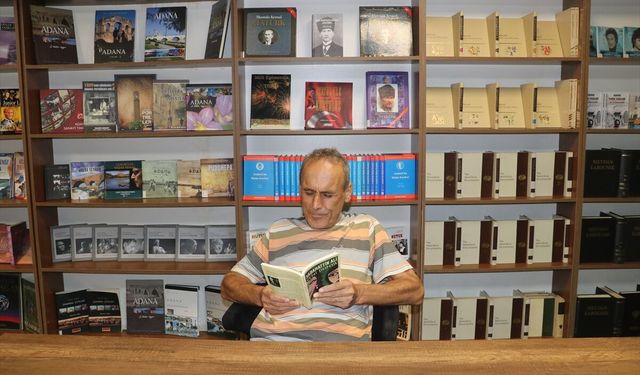 Okuma alışkanlığını 56 yıldır sürdüren kitapsever Adana'daki kütüphanenin müdavimi oldu