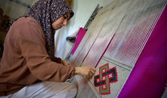 Osmaniye'de kooperatif kuran kadınlar yün iplikten tescilli kilim dokuyor