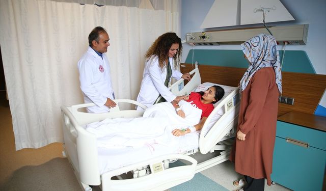 Adana'da 14 yaşındaki hastanın tümörü özel yöntemle çevre dokular korunarak çıkarıldı
