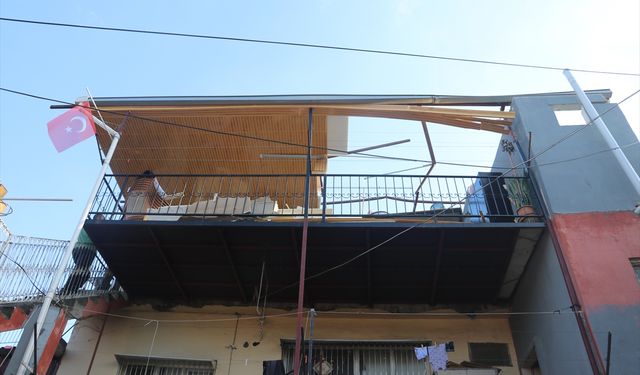 Adana'da kuvvetli rüzgar nedeniyle bir evin çatısı uçtu