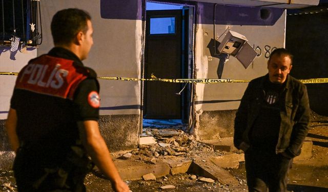Adana'da müstakil evin kapısına el yapımı patlayıcı atıldı