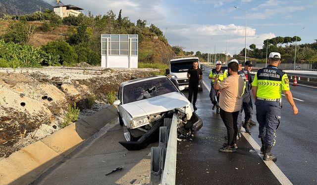 Alanya'da bariyere çarpan otomobilin sürücüsü yaralandı