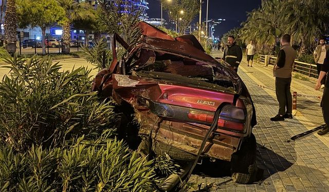 Alanya'da iki otomobilin çarpıştığı kazada 2 kişi yaralandı