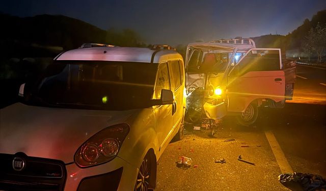 Alanya'da park halindeki araca çarpan kamyonetin sürücüsü yaralandı