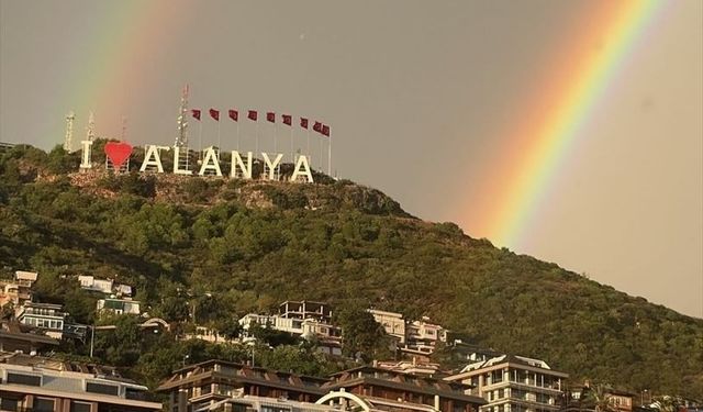Alanya'da sağanak sonrası çift gökkuşağı oluştu