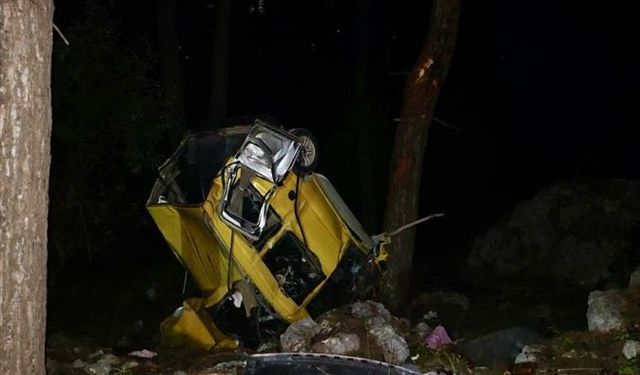 Antalya'da uçuruma devrilen araçtaki 2 kişi öldü, 4 kişi yaralandı
