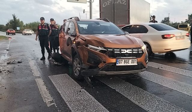 Antalya'da zincirleme trafik kazasında 2 kişi yaralandı