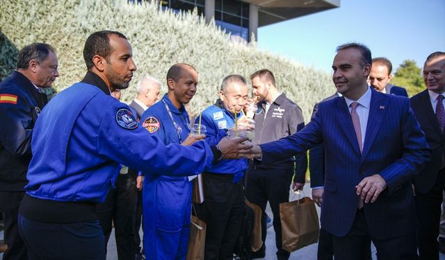 Bakan Kacır astronotlarla IAC 2026'daki 'Anadoludakiler' pazarını gezdi:
