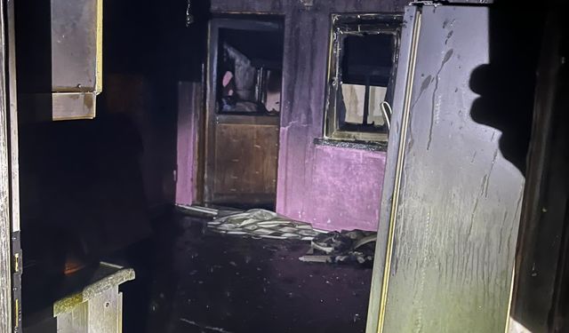 Gölhisar'da apartmanın çatı katında çıkan yangın söndürüldü
