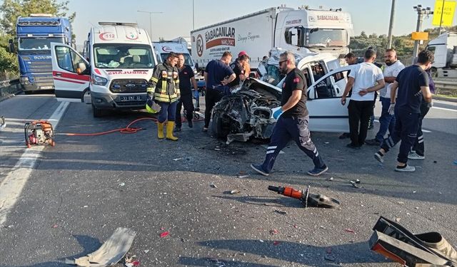 GÜNCELLEME - Mersin'de tıra çarpan hafif ticari araçtaki 2 kişi öldü, 1 kişi yaralandı