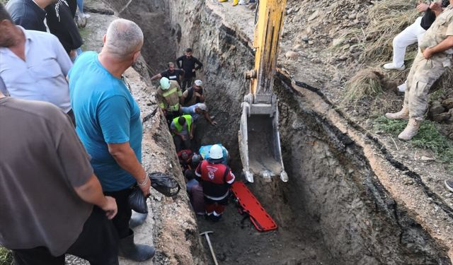 Hatay'da altyapı çalışmasında toprak altında kalan işçi kurtarıldı