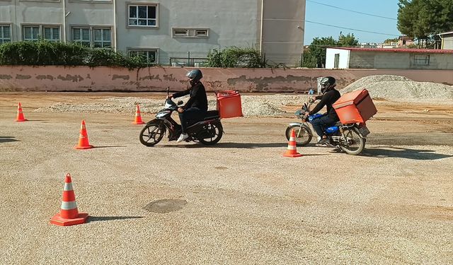 Kozan'da motosiklet ve motorlu bisiklet sürücülerine trafik güvenliği eğitimi verildi