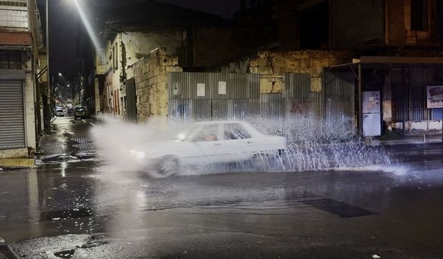 Mersin'de sağanak su baskınlarına neden oldu