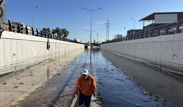 Mersin'de sağanaktan etkilenen alanlarda temizlik ve tahliye çalışması yapılıyor