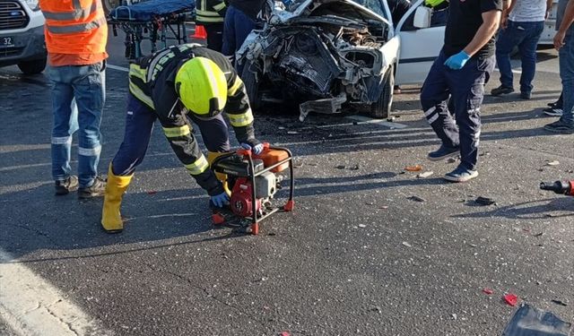 Mersin'de tıra çarpan hafif ticari araçtaki 2 kişi öldü, 1 kişi yaralandı
