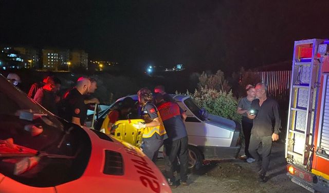 Osmaniye'de köprüdeki bariyere çarpan otomobilin sürücü ağır yaralandı
