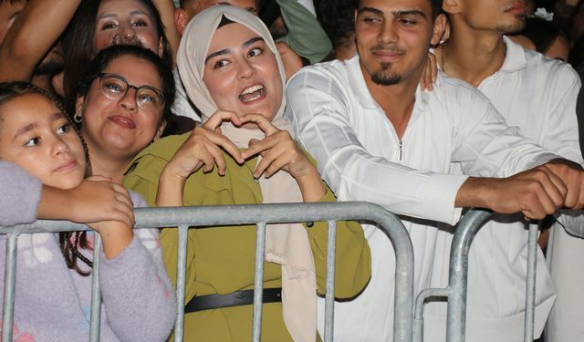 Şarkıcı Derya Bedavacı Hatay'da konser verdi