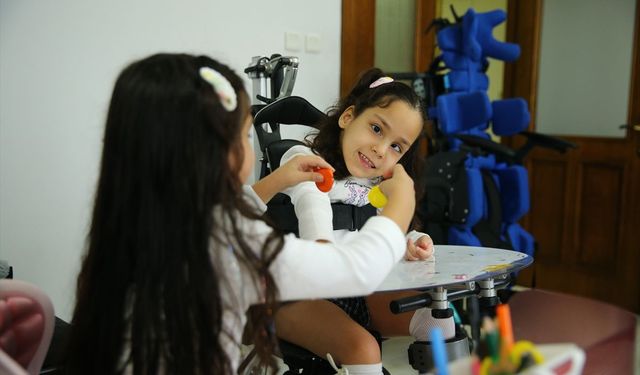 Serebral palsili Masal ikizinin desteğiyle hayata gülümsüyor