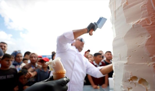 TEKNOFEST Güneydoğu'da 100 kilogram Kahramanmaraş dondurması dağıtıldı