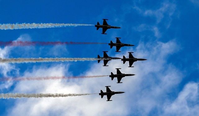 Türk Yıldızları TEKNOFEST Güneydoğu'da gösteri uçuşu yaptı