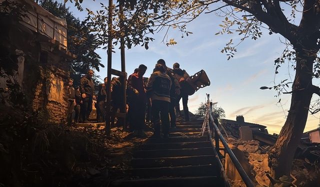 Zonguldak'ta çöken binada 1 kişi kurtarıldı, 1 kişi için arama çalışması başlatıldı