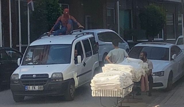 "Örümcek adam" kostümlü kişinin tavanında yolculuk ettiği araç trafikten men edildi