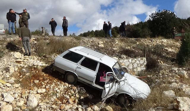 Mersin'de yoldan çıkan otomobildeki 2 kişi yaralandı