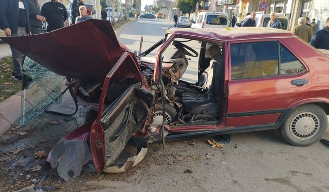 Refüje çarpan otomobilde sıkışan sürücü itfaiye ekiplerince kurtarıldı