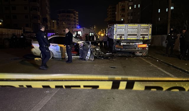 Park halindeki tıra çarpan otomobildeki 2 kişi öldü