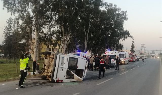 Mersin'de kamyonet ile çarpışan minibüsteki 6 tarım işçisi yaralandı