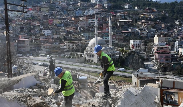 İş Makinesinin Ulaşamadığı Binaları Özel Ekip Yıkıyor