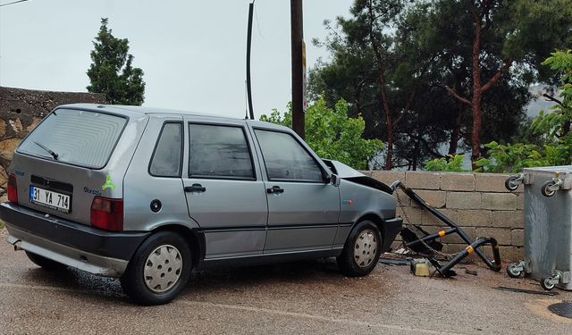 Bahçe Duvarına Çarpan Otomobilin Sürücüsü Yaralandı