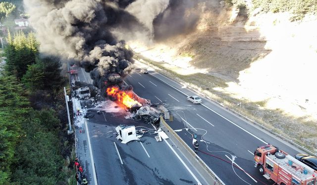 Adana'da akaryakıt yüklü tırın karpuz yüklü tıra çarpması sonucu çıkan yangına müdahale ediliyor