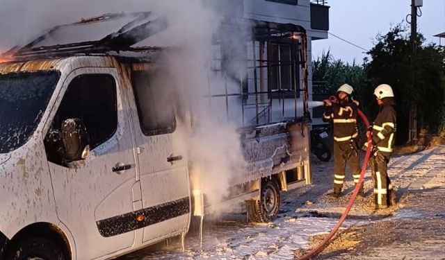 Park halindeki pikapta çıkan yangın söndürüldü