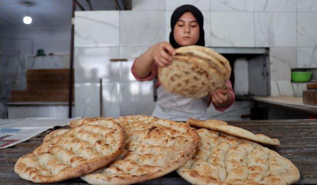 Ekmek Parasını Ateşten Çıkarıyor